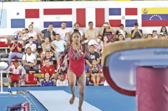La pequeña Karla Navas obtuvo en salto, la primera presea de oro de Panamá en un torneo panamericano de este deporte.