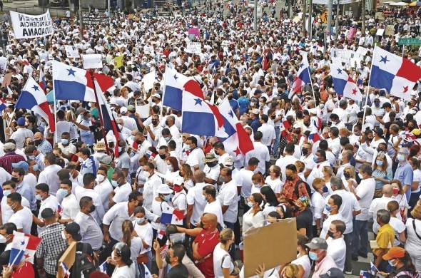 Un grupo de manifestantes marcha hasta la plaza 5 de mayo como una vía de rechazo a las reformas al Código Electoral, y contra la corrupción.