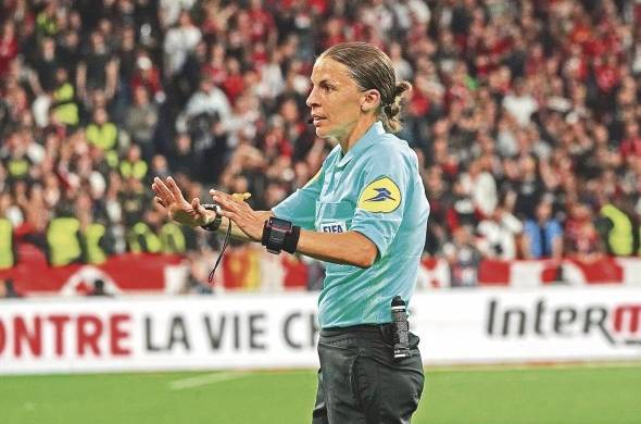 Qatar 2022 rompió un techo de cristal al incluir a Stéphanie Frappart como la primera mujer en dirigir un partido en la historia de la Copa. Obtuvo buenas calificaciones en el Costa Rica vs. Alemania.