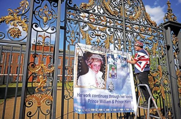 Fan coloca un póster de la princesa en la puerta del palacio de Kensington en Londres