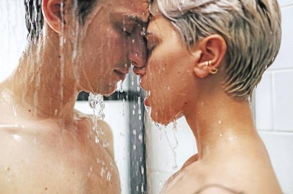 Ingerir agua ayuda a lubricar las partes íntimas tanto del hombre como de la mujer, con lo que se llega a tener buenos orgasmos.