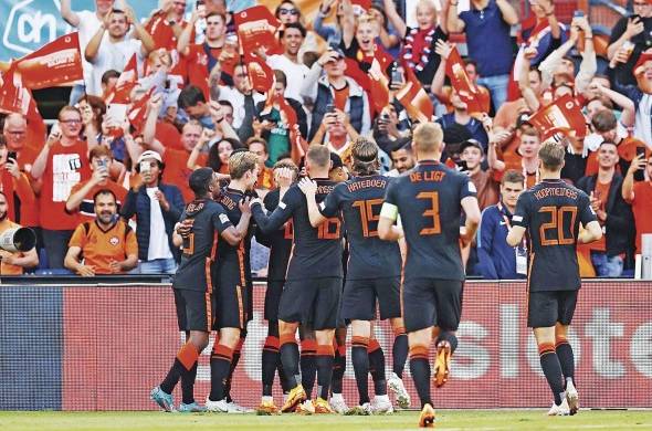 El equipo de Países Bajos celebrando uno de los goles anotados ante Gales.