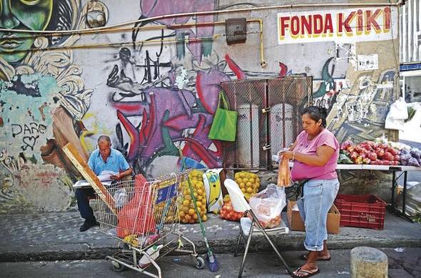 Una persona vende frutas en un puesto improvisado en la avenida Central, ciudad de Panamá.