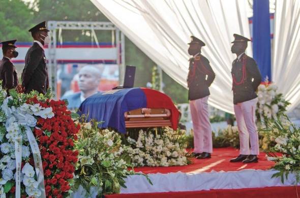 Soldados custodian el féretro con el cuerpo del presidente Jovenel Moise durante su ceremonia fúnebre en Cap-Haitien (Haití), en una fotografía de archivo.
