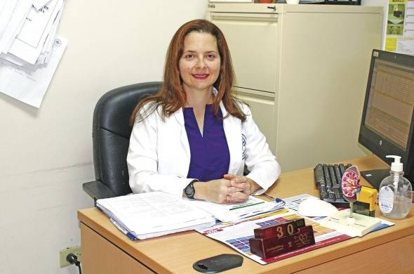 La Dra. Courville es la directora del programa de nefrología y diálisis y jefa de la unidad de hemodiálisis y diálisis peritoneal del Hospital Dr. Gustavo N. Collado de la CSS, en Chitré, Herrera.