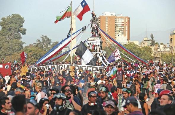 En el interior de las protestas y como parte de sus protagonistas centrales, convergen varios movimientos sociales chilenos, de diferentes grados de radicalidad, organización y antigüedad