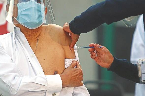 Un médico recibe la vacuna contra la covid-19 en el Hospital General de México.