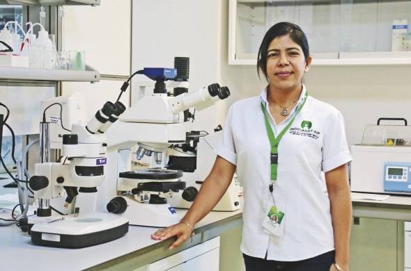 Mgtr. Dilcia Sambrano, gerente de laboratorios y colabora en un proyecto de investigación sobre tuberculosis