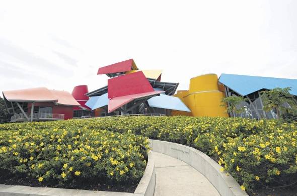 Jardines del Biomuseo, al fondo, su colorido edificio