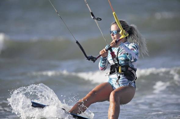 En Panamá, este deporte extremo es promovido por la escuela Machete Kites, donde el deportista se desliza por el mar y hace piruetas propulsado por una cometa.