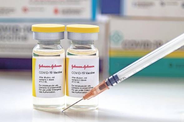 Estados Unidos suspendió temporalmente la vacunación con Johnson &amp; Johnson para continuar con las investigaciones.