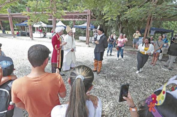 Los visitantes observan de cerca las escenas de la gira teatralizada en el sitio de Panamá Viejo.