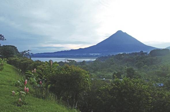 Volcán Arenal, Costa Rica. La ubicación de América Central ha condicionado a la región a encontrarse en un entorno en el que conviven amenazas geológicas.