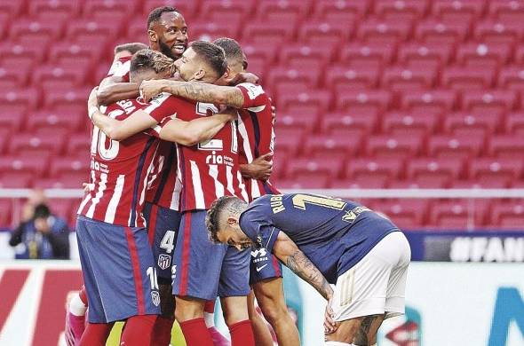 Los jugadores del Atlético de Madrid se felicitan tras el partido de la jornada 37 de Liga contra Osasuna, que se disputó en el estadio Wanda Metropolitano.
