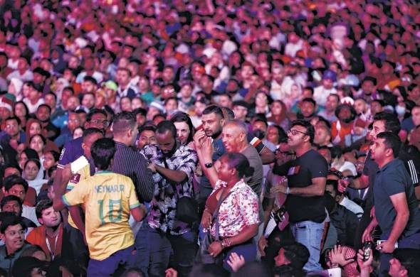 Fanáticos durante la celebración del partido entre Catar y Ecuador.