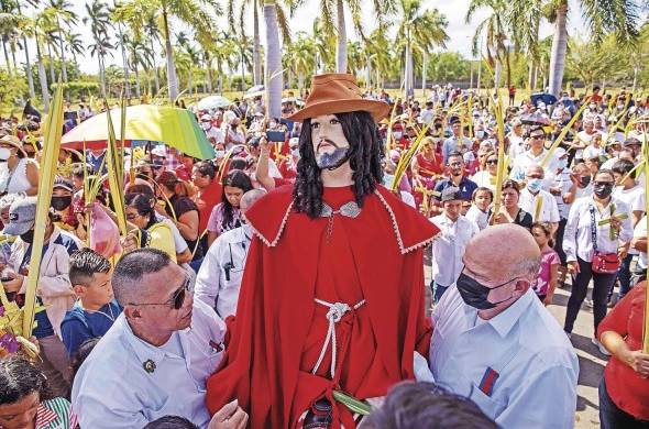 Católicos cargan una imagen de Jesús en la procesión del Domingo de Ramos en el inicio de las festividades religiosas de Semana Santa, en Managua (Nicaragua).