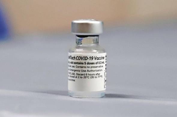 Envase de la vacuna de los laboratorios Pfizer/BioNTech contra la covid-19