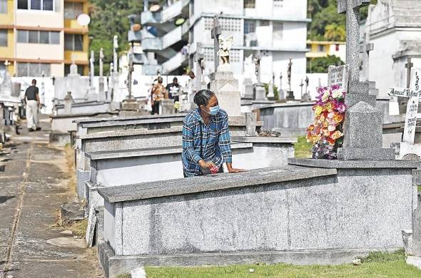 Panameños honraron a sus fallecidos con ofrendas.