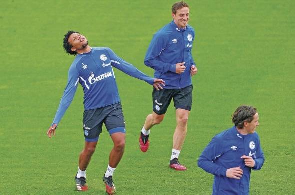 Jugadores de Schalke asisten a una sesión de entrenamiento en Gelsenkirchen, Alemania, este miércoles.