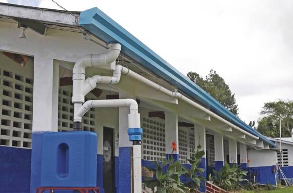 El sistema de captación de agua de lluvia se está implementando en las escuelas rurales del país.