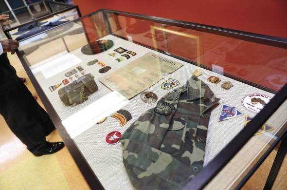 Dos vitrinas contienen objetos militares de las extintas Fuerzas de Defensa de Panamá.