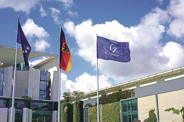 Bandera del G7 en la Cancillería alemana en Berlín