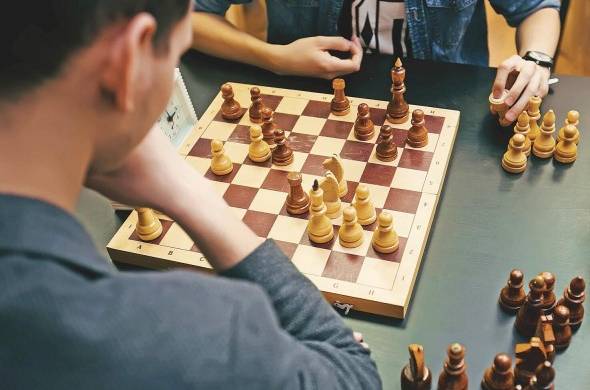 El ajedrez, cuyas raíces se remontan al juego chaturanga de la India y al persa shatrani, ha calado con mayor demanda en el público joven, alcanzando en especial al femenino.