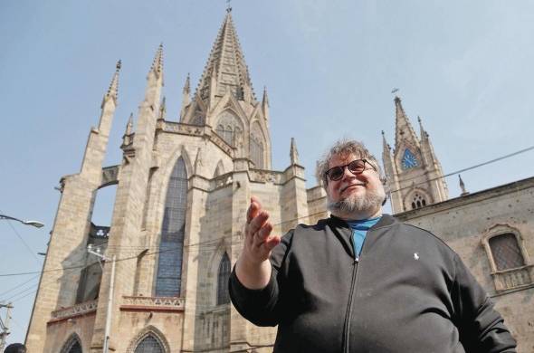 El director mexicano, de larga trayectoria, Guillermo del Toro, es nominado en la categoría a Mejor Película, Cinematografía, Diseño de Producción y Diseño de Vestuario.