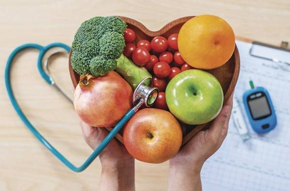 Una alimentación rica en frutas, vegetales practicar actividad física es importante en la rutina de los niños y adultos.