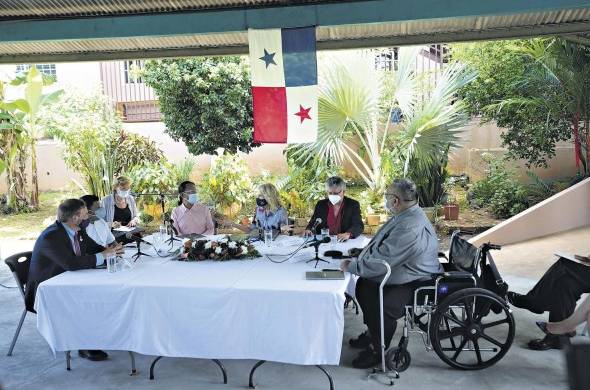 Imagen del panel que presidió la primera dama junto al doctor Orlando Quintero, activistas y Stewart Tuttle, jefe de misión interino embajada de Estados Unidos.