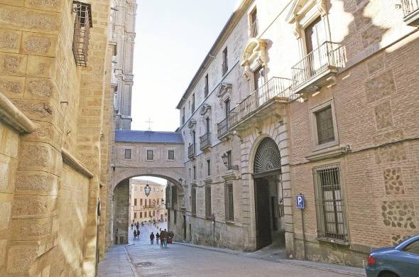 Toledo es la capital de la región, conocida por los monumentos medievales árabes, judíos y cristianos en su ciudad antigua.
