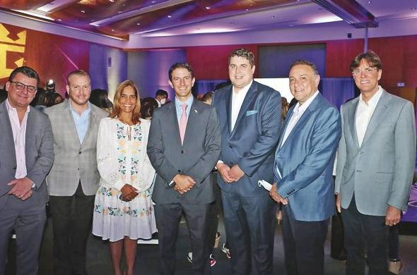 El administrador de la ATP junto a altos ejecutivos de Royal Caribbean y Promtur Panamá.