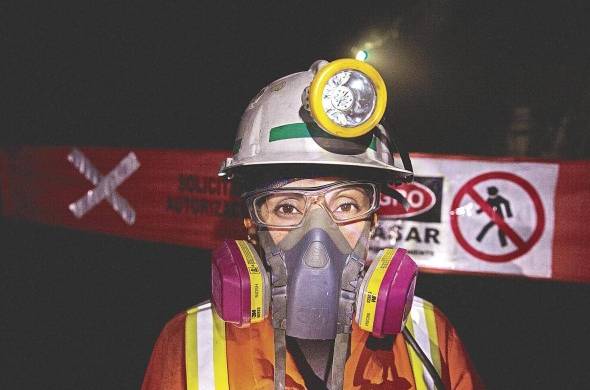 Una operaria de maquinaria pesada en una mina en Chile, en una imagen de archivo.