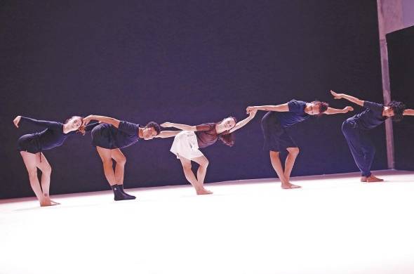 Carolina Figueiredo, Paulina León, Carla Lozano, Joameth Manzane, y Adrián Morales son los bailarines de 'ASH'.