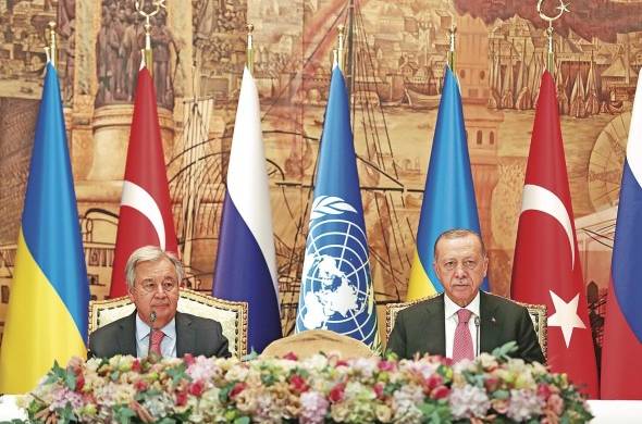 El presidente de Turquía, Recep Tayyip Erdogan (d), y el secretario general de la ONU, António Guterres (i), durante la ceremonia en Estambul.