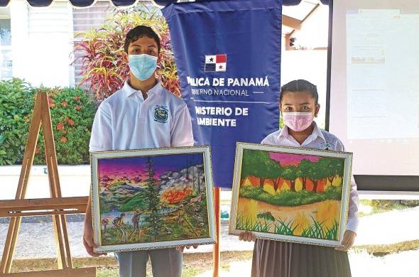 Niños veragüenses ganadores del concurso de dibujo para la prevención de incendios.