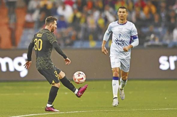 Lionel Messi (I) y Cristiano Ronaldo (D) durante el partido amistoso disputado en Arabia Saudita.