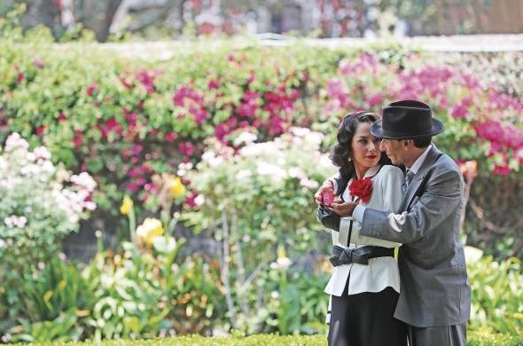 La actriz mexicana Ximena Romo (i) y el actor Rodrigo Magaña (d) el 06 de mayo de 2022, durante el rodaje de la serie María Félix en la Ciudad de México (México).