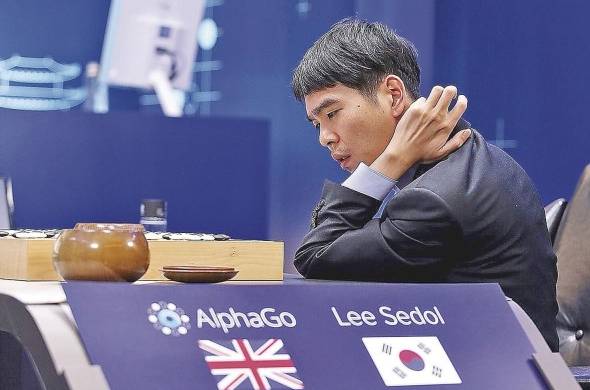 Lee Sedol juega contra el programa Alpha Go en 2017.