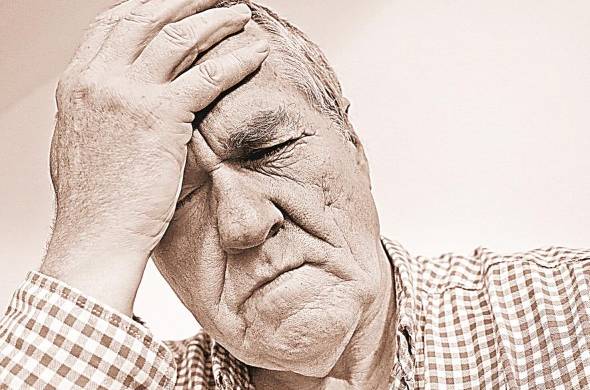Los síntomas de la migraña son dolores de cabeza, náuseas, vómitos, dificultad para la concentración y sensibilidad a la luz o al sonido.
