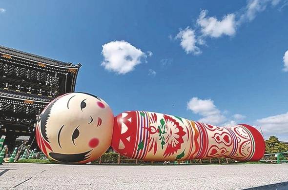 Una enorme muñeca Kokeshi adorna la puerta del templo Higashi Honganji.
