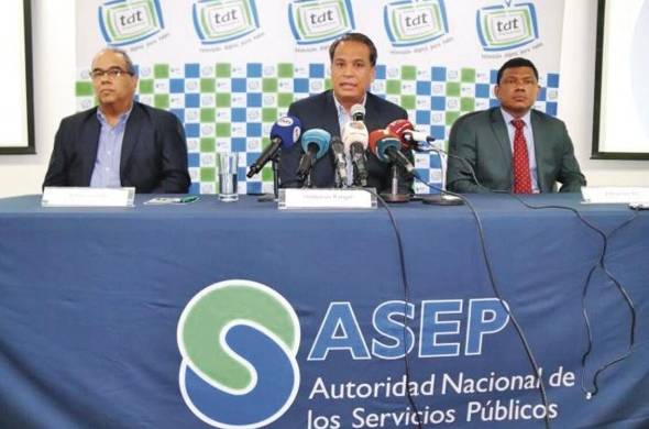 El director nacional de Telecomunicaciones de la Asep, Hildeman Rangel, anunció el inicio del apagón analógico durante la conferencia de prensa.
