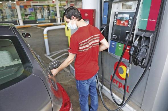 Desde ayer lunes, conductores de diversos tipos de vehículos pudieron adquirir el combustible subsidiado a $3,25 el galón.