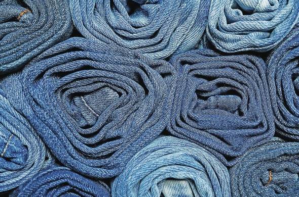 Según la Organización de las Naciones Unidas la industria textil usa más de 7,500 litros de agua para producir tan solo un par de 'jeans'.