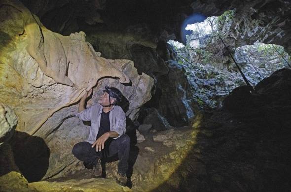 El espeleólogo Domingo Abreu, mientras recorre las Cuevas de Pomier.