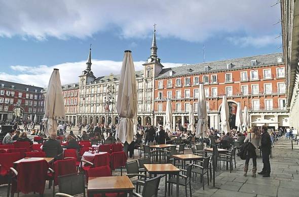En la Plaza Mayor hay restaurantes con terrazas para degustar copas de vino y tapas de jamón serrano.