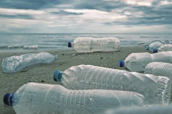 El desafío del manejo de los microplásticos es que pueden acumularse en lugares remotos, tales como giros en medio del océano.