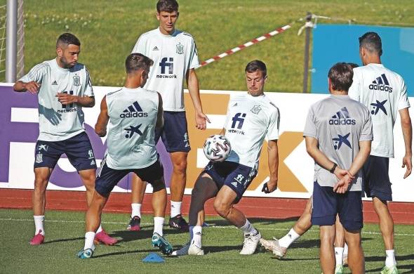 Los jugadores de la selección española de fútbol durante el entrenamiento en la Ciudad del Fútbol de Las Rozas, preparatorio para el partido de octavos de final de la Eurocopa que les enfrenta a Croacia.