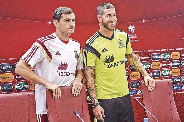 El que fuera portero de la selección española de fútbol, Iker Casillas (i) y el defensa, Sergio Ramos.