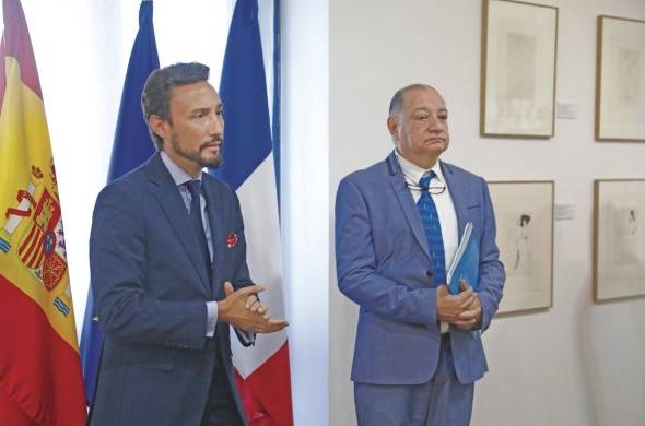 El embajador de España en Panamá, Ignacio Guzmán Palacios (izq), junto al director de Fundación Universitaria Iberoamericana, Gregorio Urriola